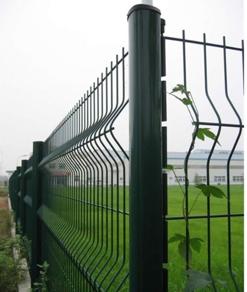 桃型柱护栏网、桃型柱铁丝网围栏、战斧立柱防护铁丝网