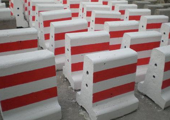 济南中正厂家供应2米长水泥隔离墩，型号齐全，欢迎来图定做