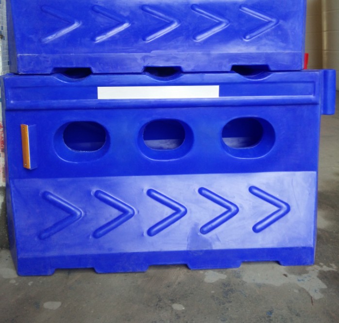 蓝白滚塑水马生产厂家 交通安全水马批发 三孔塑料水马价格