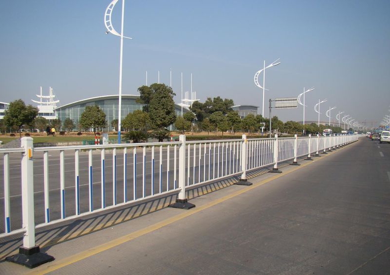 广东厂家生产的锌钢道路交通护栏  深圳道路护栏交通护栏的牢固性