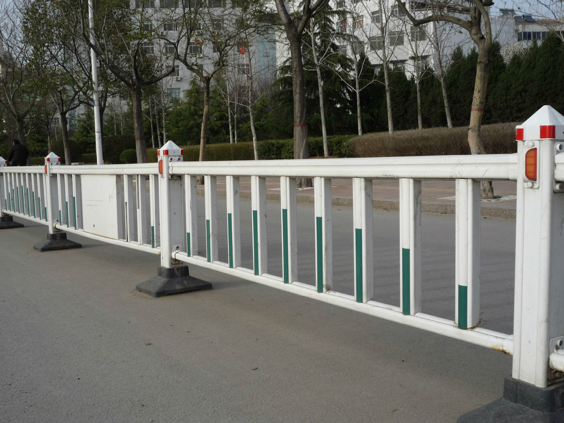 广东锌钢高速护栏价格【深圳市高速公路锌钢护栏的厂家生产规格】