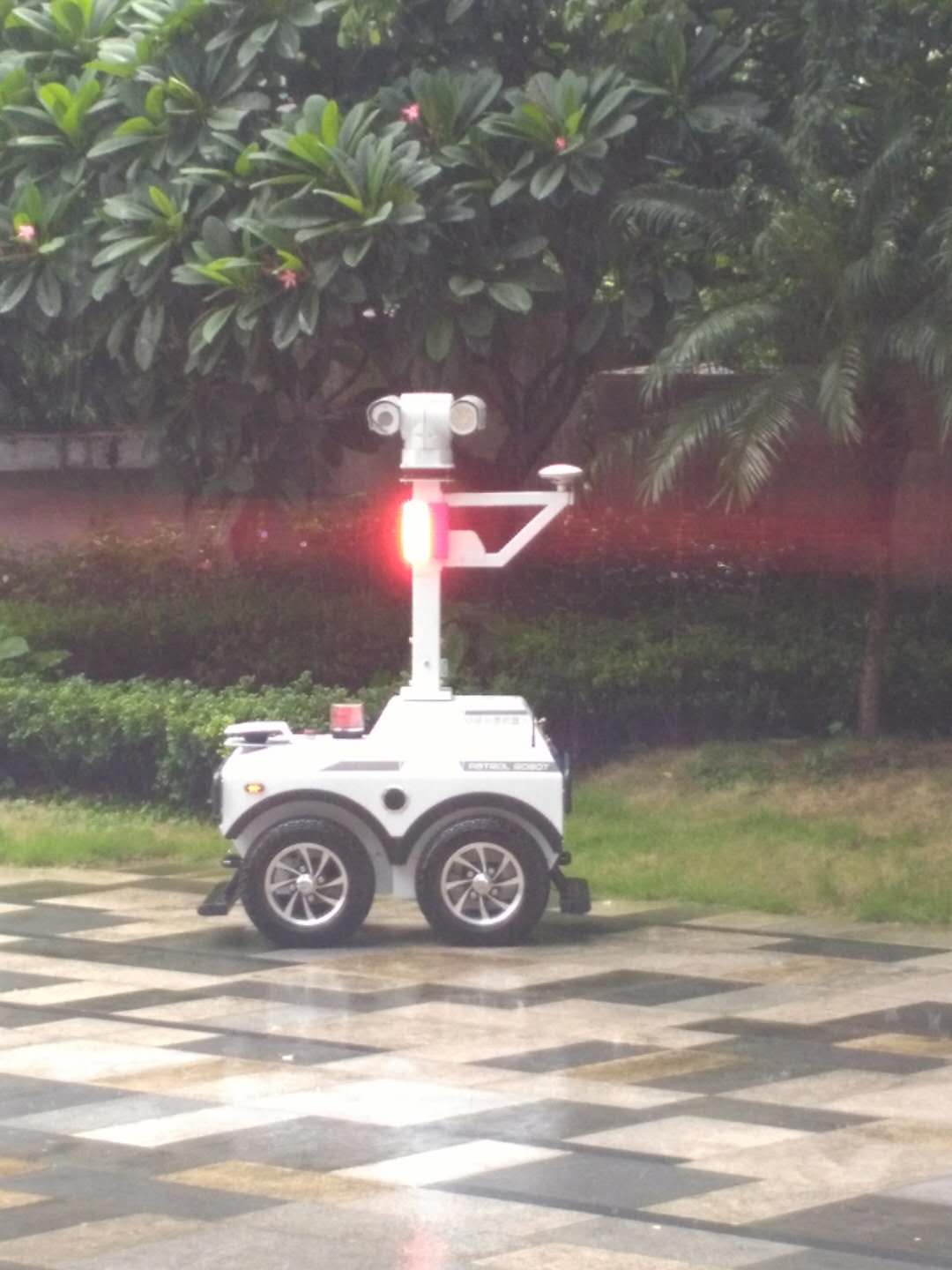园区安保巡逻机器人