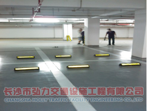 湖南长沙停车场地坪标线护角减速带道闸系统工程